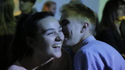 About Saturday: Staffel 1, Folge 5: Der Barkeeper