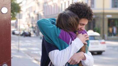 About Saturday: Staffel 1, Folge 11: Schutz