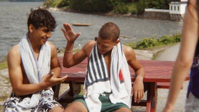 After Benjamin: Staffel 1, Folge 1: Holmlia For Life