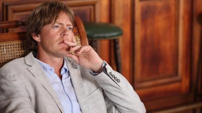 Death in Paradise: Staffel 3, Folge 3: Wahrheit und Fälschung