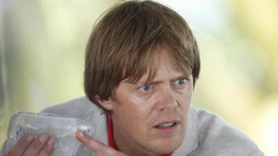 Death in Paradise: Staffel 3, Folge 4: Mord mit Verspätung