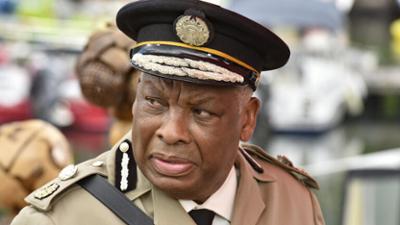 Death in Paradise: Staffel 14, Folge 2: Weihnachtsmänner in Gefahr (2)