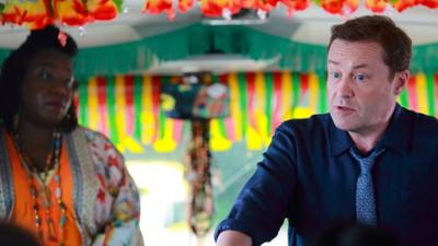 Death in Paradise: Staffel 8, Folge 1: Der Tote im Bus Death in Paradise: Staffel 8, Folge 1: Der Tote im Bus