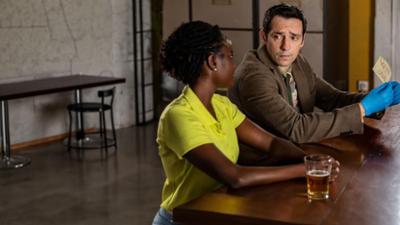 Death in Paradise: Staffel 12, Folge 2: Der Weihnachtsgeist - Teil 2