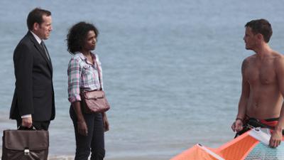 Death in Paradise: Staffel 1, Folge 2: Nur die Sonne war Zeuge 