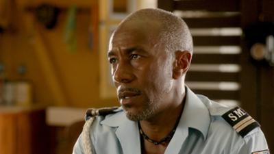 Death in Paradise: Staffel 2, Folge 6: Der Seidenschal
