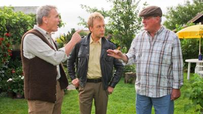 Die Rosenheim-Cops: Staffel 15, Folge 29: Tod in Nachbars Garten