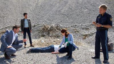 Die Rosenheim-Cops: Staffel 23, Folge 1: Ein Fall von Anglerlatein