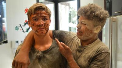 Die WG: Staffel 09, Folge 11: Die Jungs-WG: Elternfrei in Barcelona