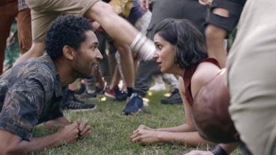 Doppelhaushälfte: Staffel 1, Folge 8: SchöneBunteFelde