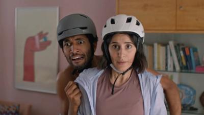 Doppelhaushälfte: Staffel 1, Folge 6: Die Kamera