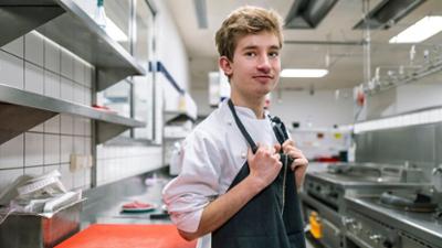 einfach Mensch: Staffel 2024, Folge 47: Julian Saar: Werkstatt? Ohne mich! 