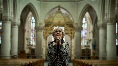 Elixir - The Pain Killers: Staffel 1, Folge 1: Die Familie Rombauts