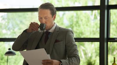 Exit: Staffel 1, Folge 1: Macht