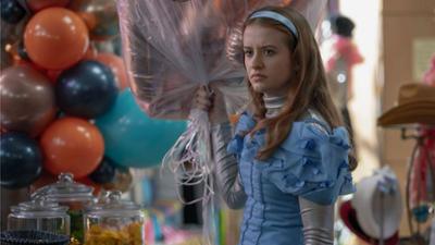 Extraordinary: Staffel 1, Folge 1: Habenichtse 