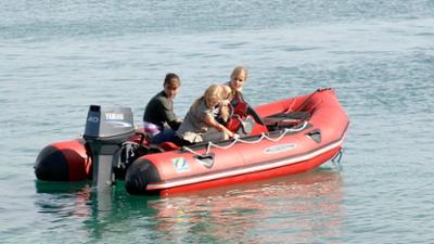 H2O - Plötzlich Meerjungfrau: Staffel 1, Folge 1: Eine folgenschwere Bootstour 