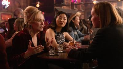 Hacks: Staffel 2, Folge 6: Mädelsabend, jung und alt