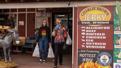 Hacks: Staffel 2, Folge 2: Quid pro quo