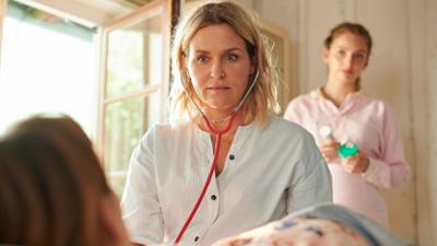 Lena Lorenz: Staffel 9, Folge 3: Krank vor Sorge (2) Lena Lorenz: Staffel 9, Folge 3: Krank vor Sorge (2)