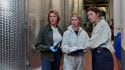Mordufer: Staffel 1, Folge 4: Wein und Wahrheit