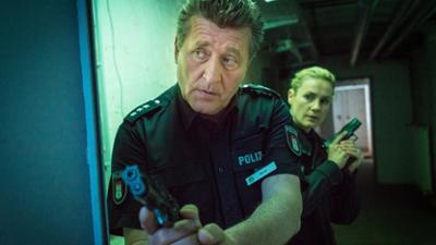 Notruf Hafenkante: Staffel 11, Folge 1: In Hamburg essen sie Hunde Notruf Hafenkante: Staffel 11, Folge 1: In Hamburg essen sie Hunde
