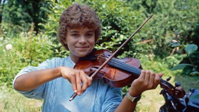 Oliver Maass: Staffel 1, Folge 1: Das Spiel mit der Zaubergeige (1) 