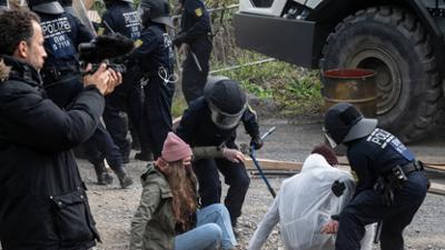SOKO Stuttgart: Staffel 13, Folge 22: Blutiger Protest