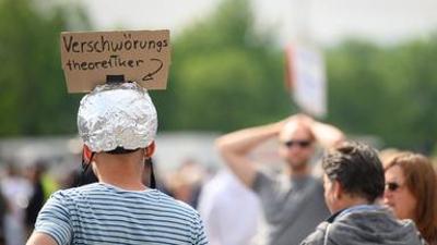 sonntags: Zwischen Fake und Fakten