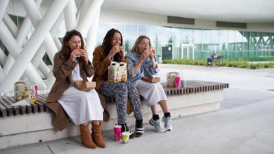 The Club: Staffel 1, Folge 4: Der Geburtstagskarten Club 