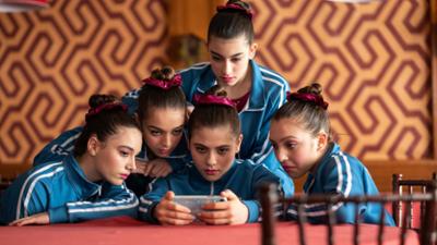 The Gymnasts: Staffel 1, Folge 2: Dienstag 