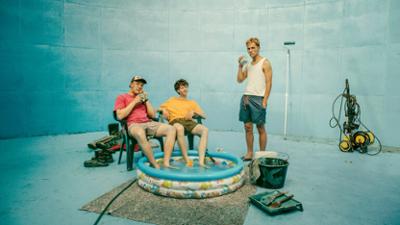 Tschappel: Staffel 1, Folge 6: Oben ohne, Down Under