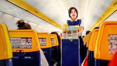 ZDFinfo - die Einzeldokus: Staffel 2024, Folge 30: Das System Ryanair – Die Tricks des Billigfliegers