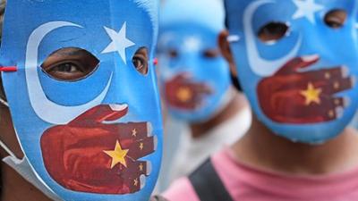 ZDFinfo - die Einzeldokus: Staffel 2022, Folge 104: China und die Uiguren - Unterdrückung in Xinjiang ZDFinfo - die Einzeldokus: Staffel 2022, Folge 104: China und die Uiguren - Unterdrückung in Xinjiang