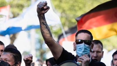 ZDFinfo - die Einzeldokus: Staffel 2026, Folge 2: Jung, militant, national – Die Neuen Rechten