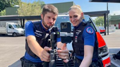 ZDFinfo - die Einzeldokus: Staffel 2022, Folge 99: Influencer in Uniform - Polizei und Social Media