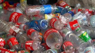 ZDFinfo - die Einzeldokus: Staffel 2023, Folge 21: Coca-Cola und das Plastikproblem