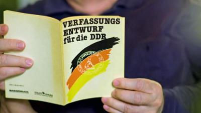 ZDFinfo - die Einzeldokus: Staffel 2019, Folge 209: DDR – die entsorgte Republik - Anschluss oder Wiedervereinigung?