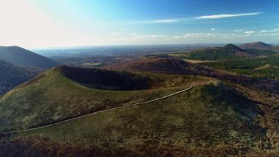 ZDFinfo - die Einzeldokus: Staffel 2023, Folge 6: Frankreichs Feuerberge: Die schlafende Gefahr