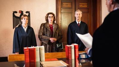 ZDFinfo - die Einzeldokus: Staffel 2023, Folge 33: Die verschwundenen Millionen der DDR - Frau Fini und die SED