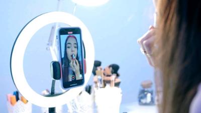 ZDFinfo - die Einzeldokus: Staffel 2022, Folge 64: This is TikTok - Stars und Hype in Hochkant
