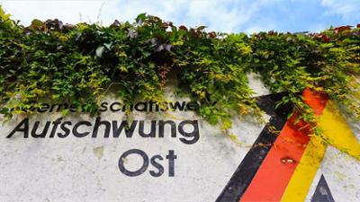 ZDFinfo - die Einzeldokus: Staffel 2025, Folge 127: Im Osten was Neues - 35 Jahre Deutsche Einheit